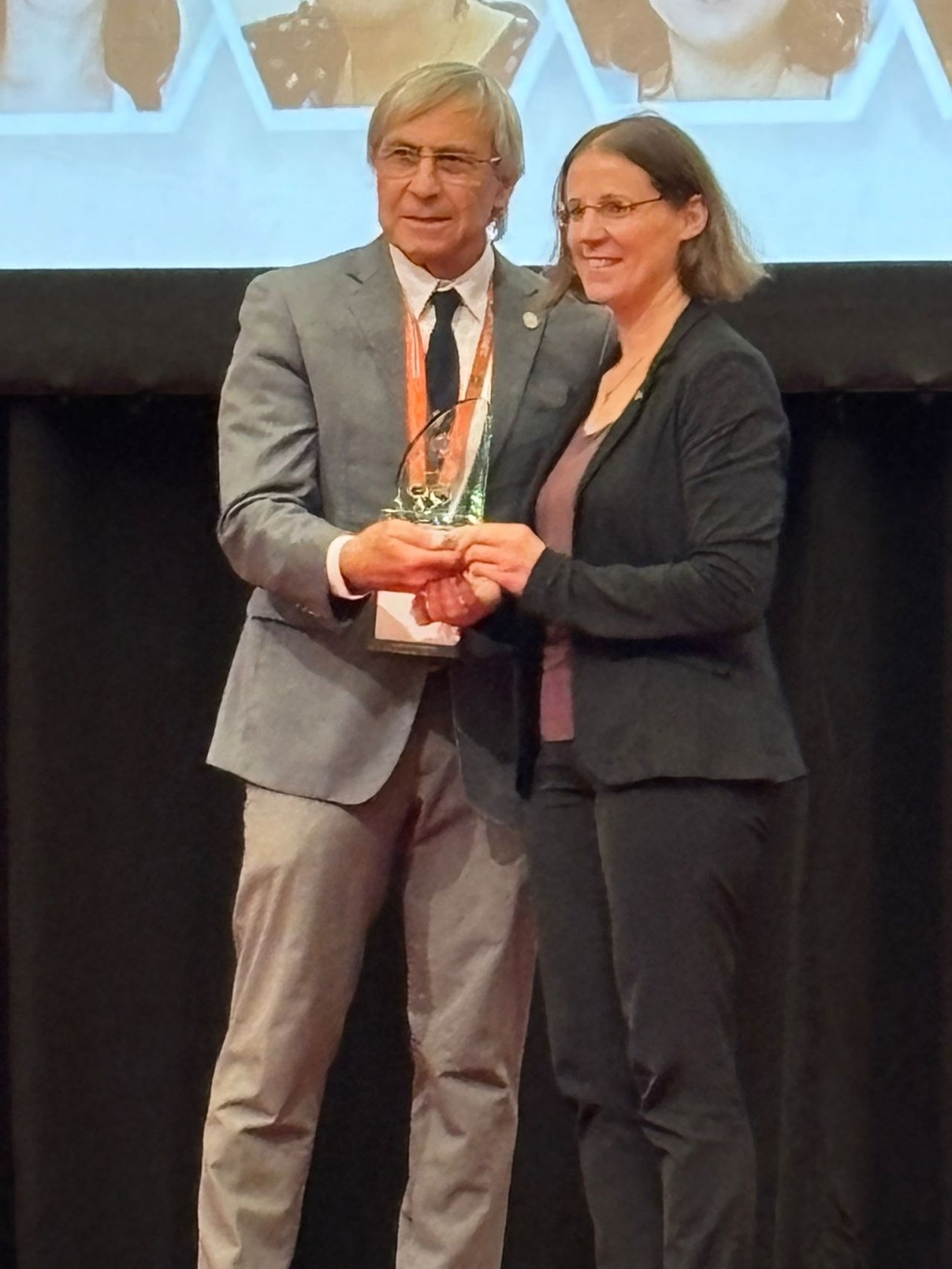 Prof. Dehnen receives her award