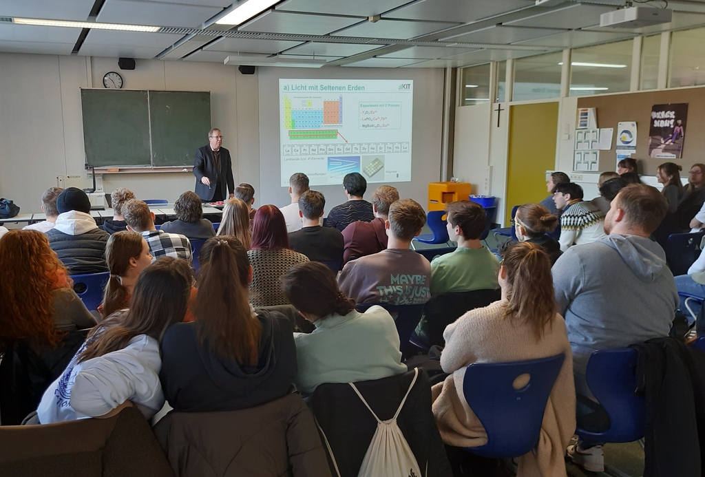 Prof. Feldmann presenting to the Aalen students 