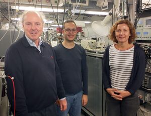 Mercator Fellow Prof. Roithová (right) with Prof. Kappes (left) and his co-worker Alex Schäfer